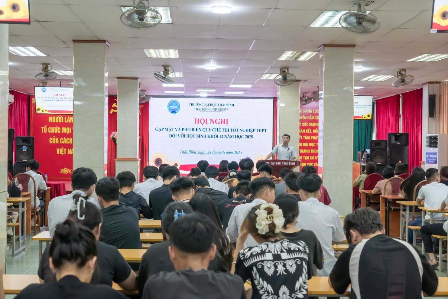 GẶP MẶT VÀ PHỔ BIẾN QUY CHẾ THI TỐT NGHIỆP THPT NĂM 2025 CHO HỌC SINH KHỐI 12